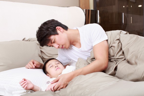 담배 연기를 통해 몸속으로 들어간 유해 물질은 폐의 깊숙한 곳에 쌓인 뒤 호흡을 하는 과정에서 날숨에 섞여 나온다. 만약 흡연자가 자녀를 껴안고 잘 경우 극히 적은 양일지라도 날숨에 의한 영향을 받을 수 있다. - GIB 제공